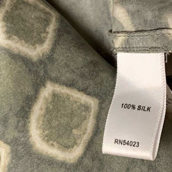 Banana Republic 100% Silk Army Green Ivory Ruffle Racer Back V Neck Blouse xs - Picture 5 of 11